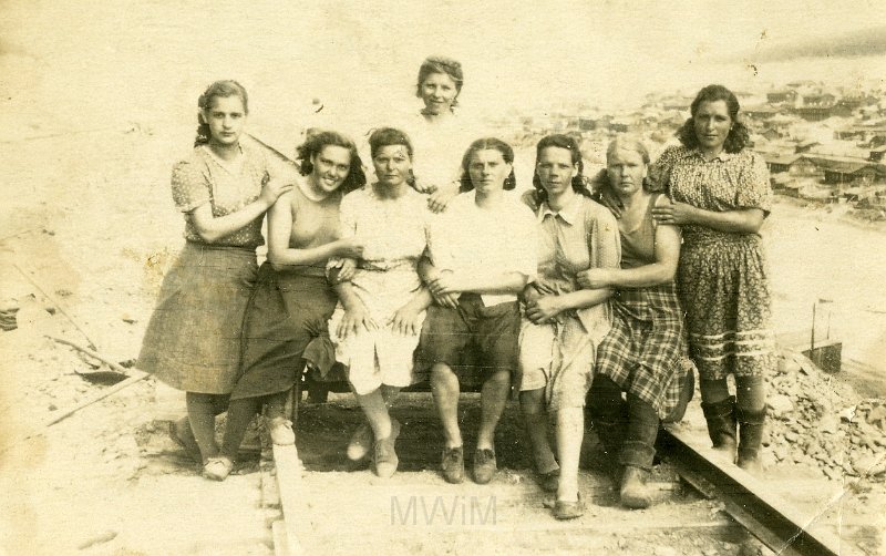 KKE 4512.jpg - Dziewczęta pracujące przy budowie kolei na Uralu. Pierwsza od prawej: Leonarda Filipow, 1954 r.